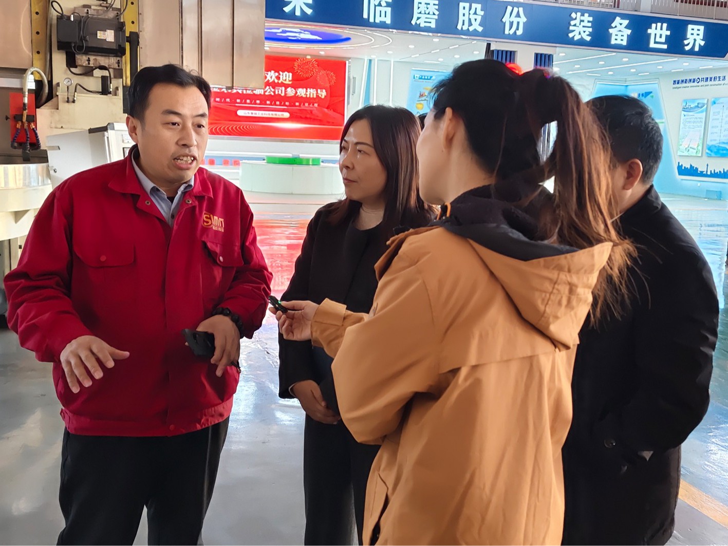 2024年12月28日，临清市挂职副市长王市长率队，携各局领导与开发区领导一同参观山东鲁磁工业科技有限公司，共探科技创新与产业升级之路。
