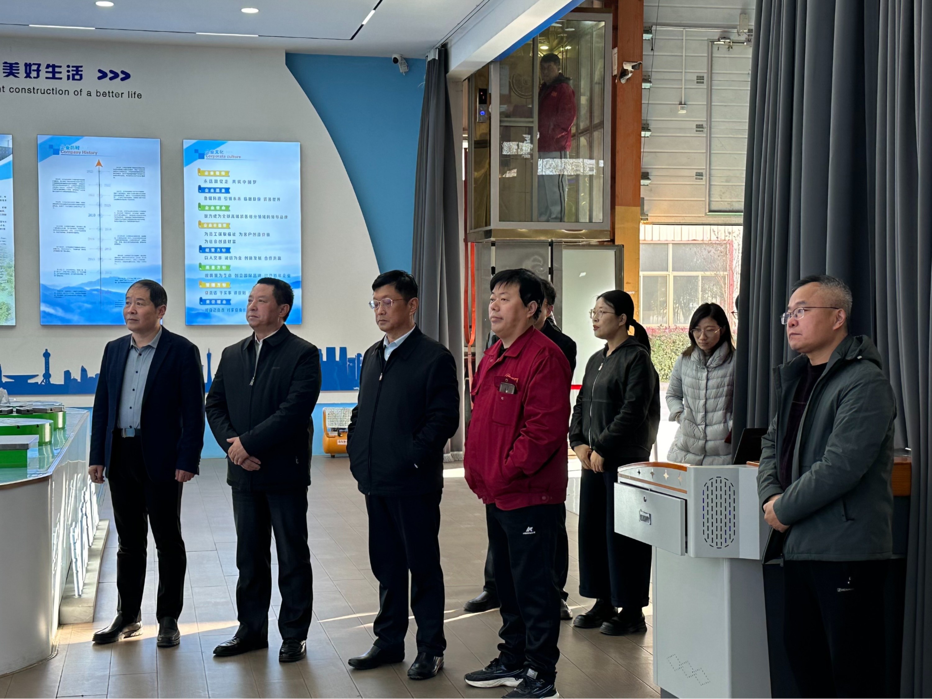 2024年11月29日，河北工程大学副校长与临清市多位领导参观山东鲁磁工业科技有限公司，进行考察交流。