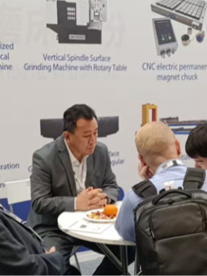 山东鲁磁亮相德国汉诺威EMO展,首日与芬兰老客户温馨重逢 山东鲁磁亮相德国汉诺威EMO展,首日与芬兰老客户温馨重逢