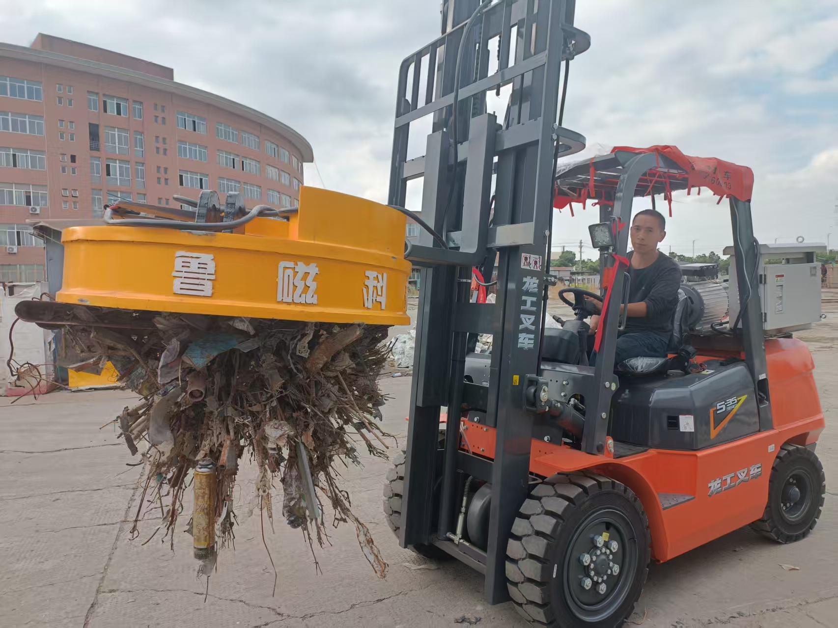 起重电磁铁在使用过程中需要注意哪些安全事项? 起重电磁铁在使用过程中需要注意哪些安全事项?