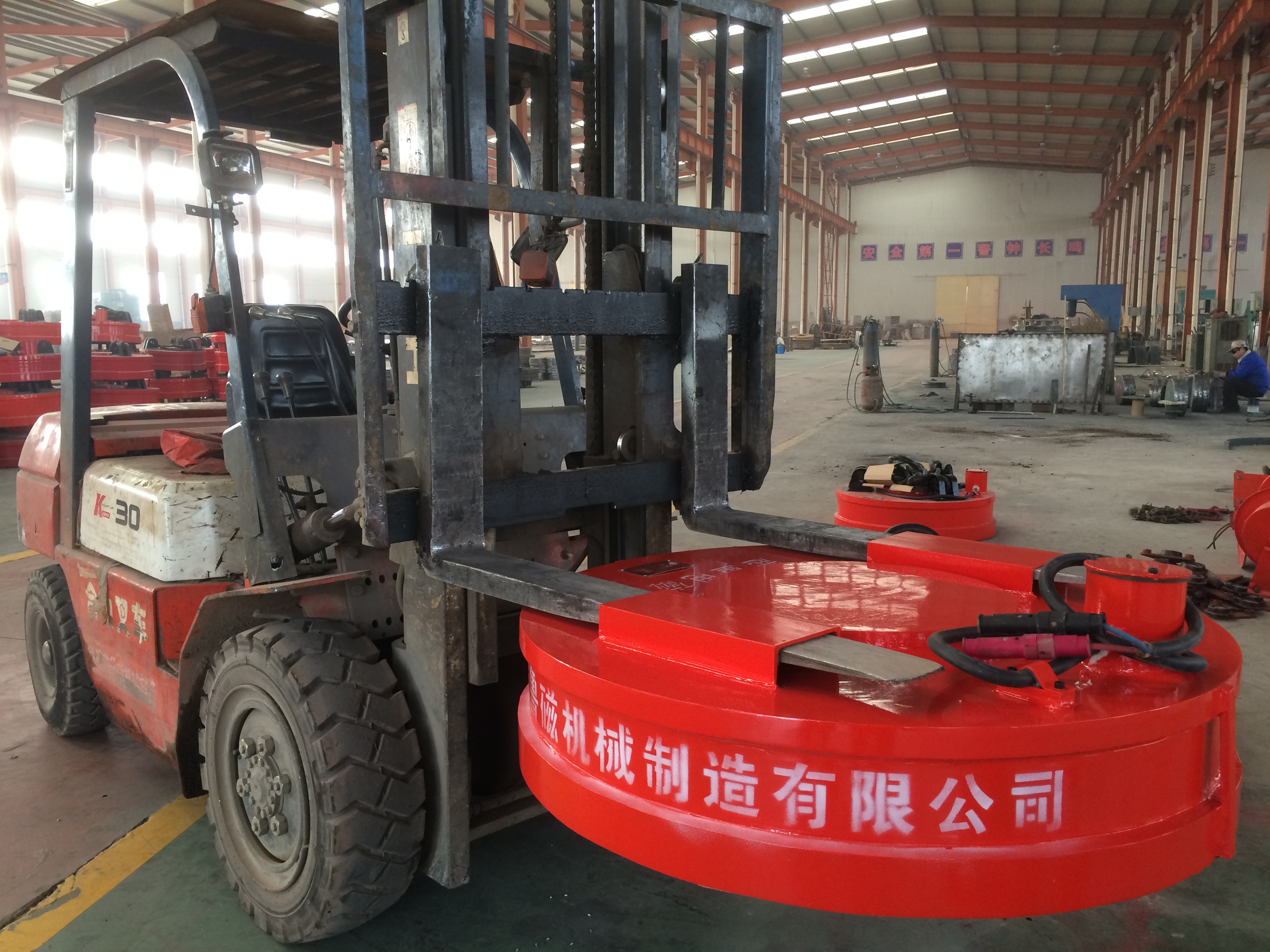 山东鲁磁起重电磁铁:对比传统吊运设备的显著优势 山东鲁磁起重电磁铁:对比传统吊运设备的显著优势