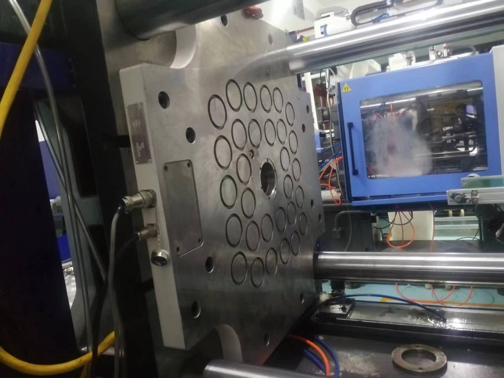 注塑机用磁力模板怎样保证模具安装精度？