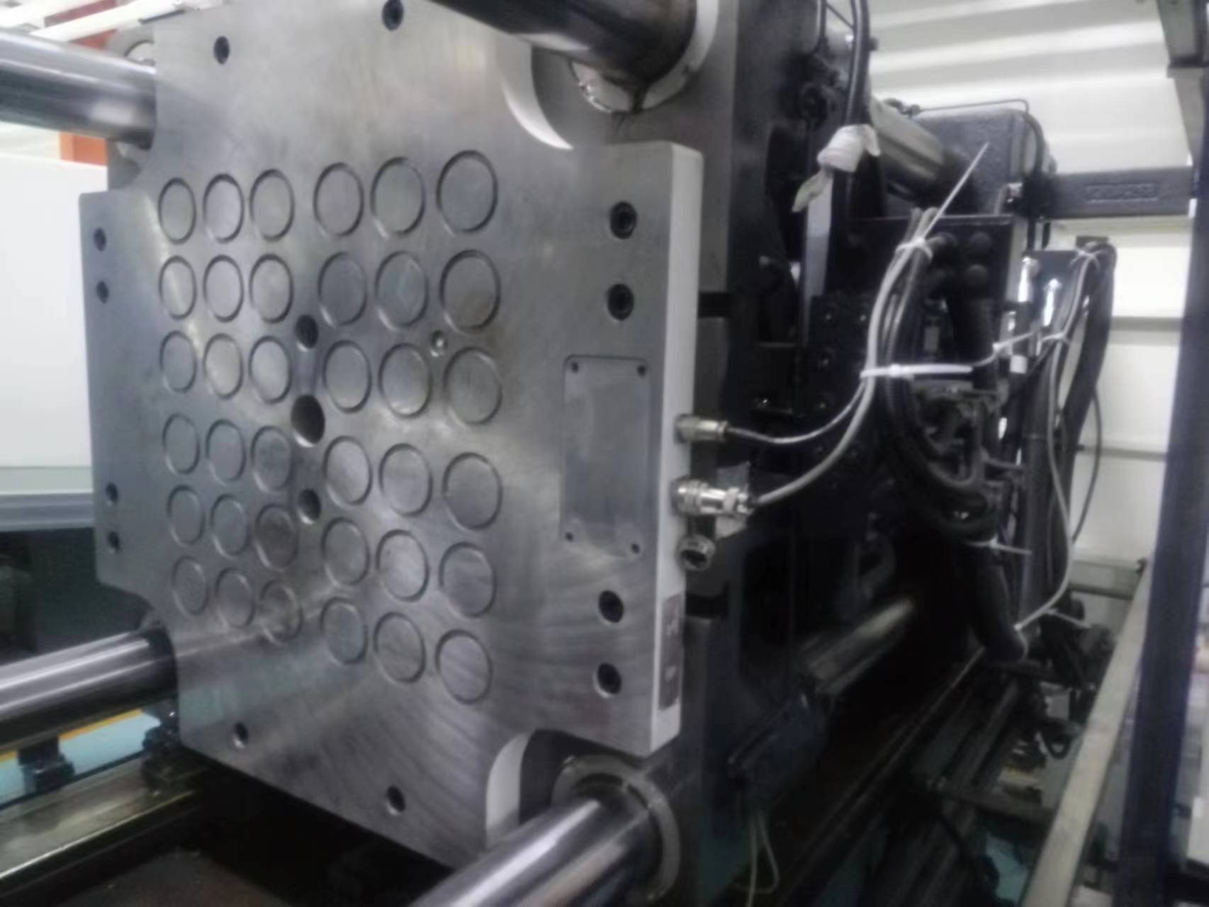 注塑机快速换模系统如何提高生产安全性？